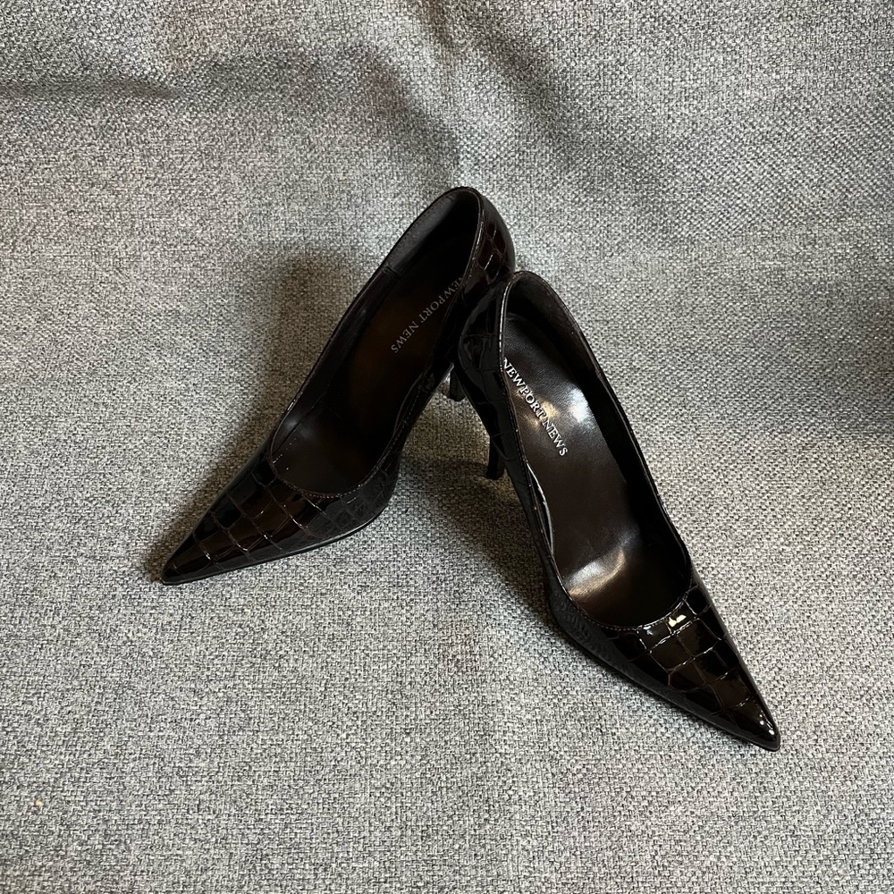 Newport News black crocodile patent leather heels size 5.5